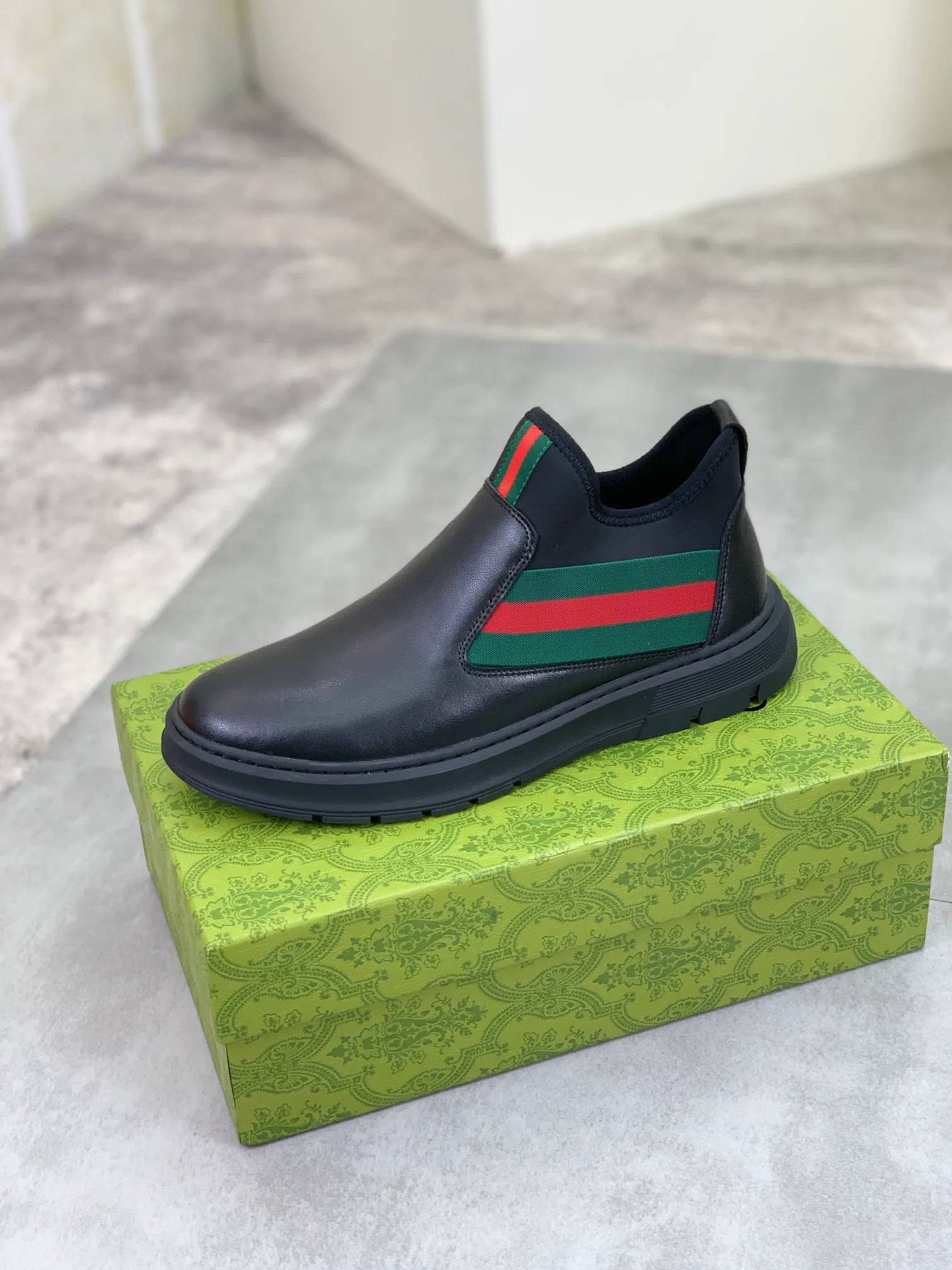 Men's shoes 💰P480 new style, sheepskin and velvet lining, new Gucci (Gucci) high-tops are on the market, new men's shoes, 😘fabrics are selected from original imported calfskin. Soft sheepskin lining and warm fleece lining. The original version is awesome! 👍🏿Original open-molded non-slip PU outsole, with exquisite lines, simple and elegant, super comfortable and classy on foot, suitable for leisure travel. Code number:38-44
